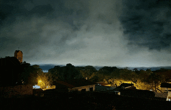 Gif animando de una fotografía del cielo nublado antes de la tormenta.
