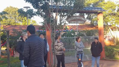 Padres de familia se manifiestan en Corpus Christi contra directora recientemente asignada por promover supuesta "ideología de género".