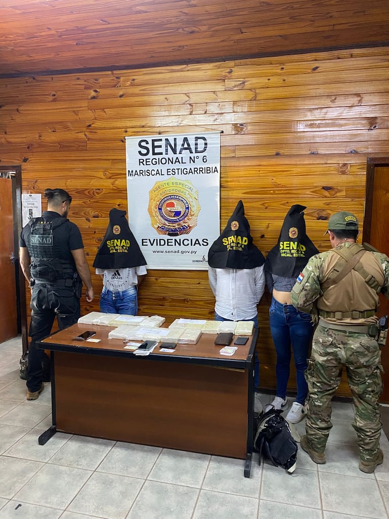 Agentes de la Secretaría Nacional Antidrogas (Senad) decomisarion 15 kilos de cocaína en poder de tres bolivianos que se trasladaban en un ómnibus de larga distancia.