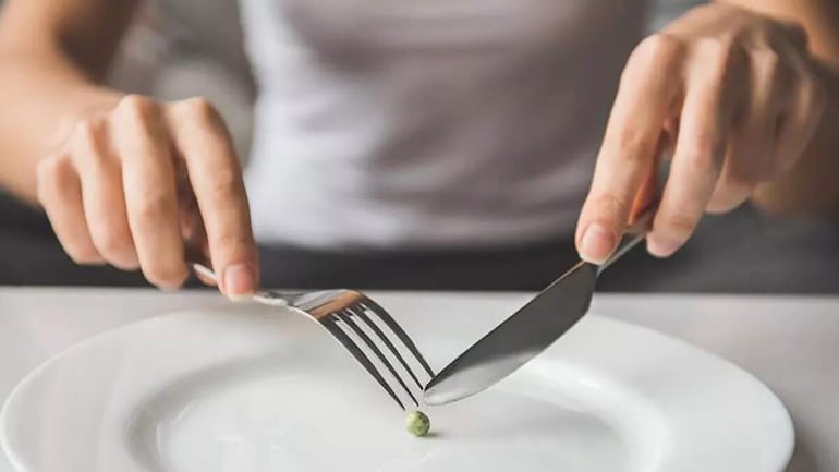 Los ortoréxicos u ortoréxicas suelen ser tan estrictos que incluso se sienten culpables cuando lo incumplen y se castigan con dietas y ayunos aún más rígidos. 
