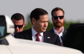 El secretario de Estado estadounidense, Marco Rubio, se prepara para abordar su avión en el Aeropuerto Internacional de Jaipur el 26 de mayo de 2026. AFP