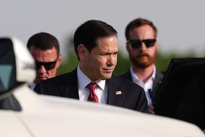 El secretario de Estado estadounidense, Marco Rubio, se prepara para abordar su avión en el Aeropuerto Internacional de Jaipur el 26 de mayo de 2026. AFP