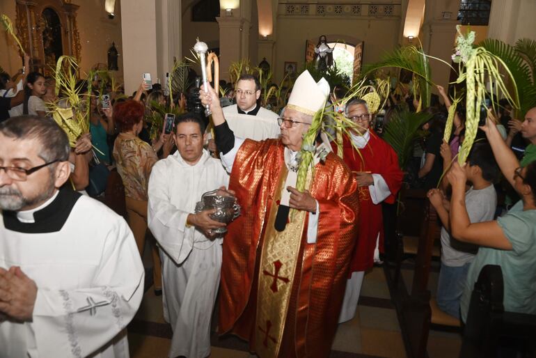 Decenas de fieles recibieron la bendición de las palmas ayer en la Catedral Metropolitana de Asunción.