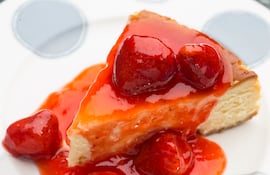 Cheesecake con coulis de frutilla.