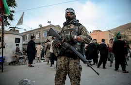 Un miembro de las fuerzas de seguridad talibanas patrulla durante una procesión el pasado viernes en Kabul, Afganistán.