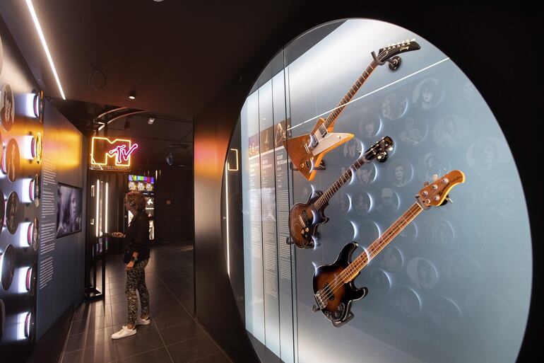 Las guitarras de Matthias Jabs, de Scorpions (arriba), y de Billy Gibbons, de ZZ top (centro), junto al bajo de Cliff Williams, de AC/DC (abajo), pueden verse en el nuevo museo que ha abierto este jueves en Barcelona, el 'Guitar Legends Hall'.