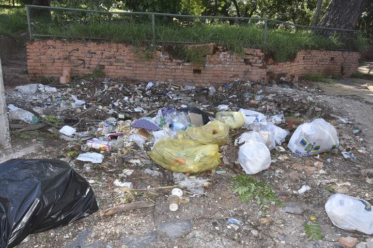 Basura acumulada y el muro que se cae a pedazos en esta esquina del Parque Carlos A. López, cercano al estadio de la final de copa.