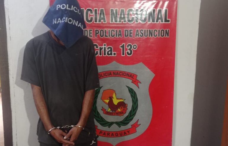 La Policía aprehendió a este hombre sindicado como el supuesto autor de un hurto domiciliario en el barrio Itá Enramada.
