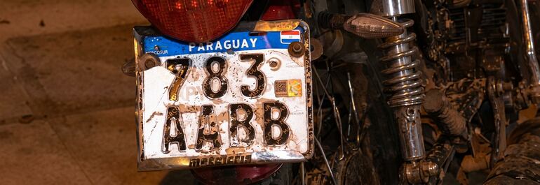 Chapa de la motocileta incautada por la Policia durante el procedimiento. Foto: captura de pantalla.