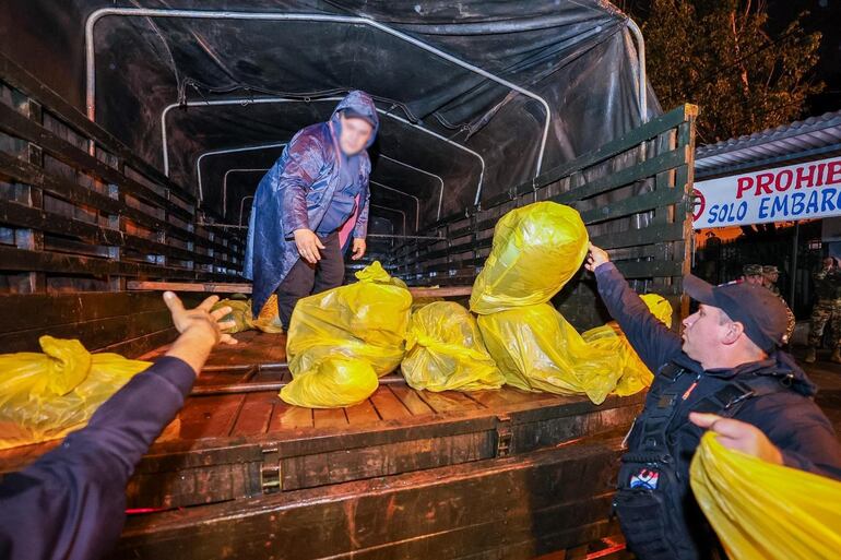 Las pocas pertenencias de los reos fueron llevados a bordo de camiones de las fuerzas militares.