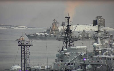 Buques de la Armada rusa antes de ejercicios militares en el mar de Barents, en enero de 2022.