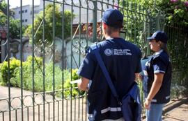 Funcionarios del INE durante encuestas a hogares