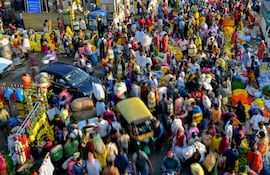 Imagen ilustrativa: movimiento de personas en India.