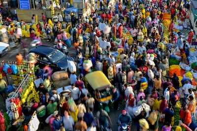 Imagen ilustrativa: movimiento de personas en India.