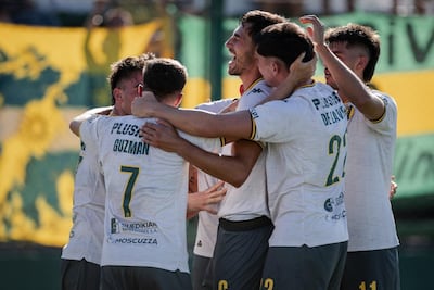 Jugadores de Aldosivi celebran el triunfo 3-0 sobre San Miguel.