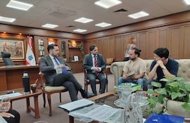 Vecinos del barrio Trinidad de Asunción se reunieron con el intendente Luis Bello para denunciar la construcción ilegal de una estación de servicio.