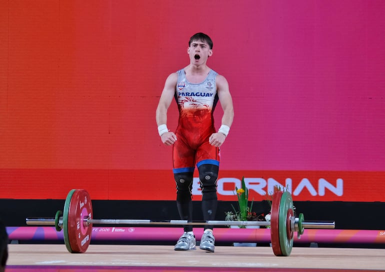 Alexandro Liuzzi, de 19 años, festeja la medalla obtenida en Santa Fe 2026.