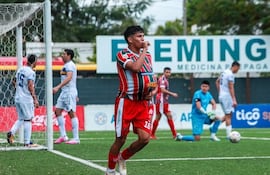 Derlis Martínez, autor de los dos primeros goles del Atlético Tembetary.