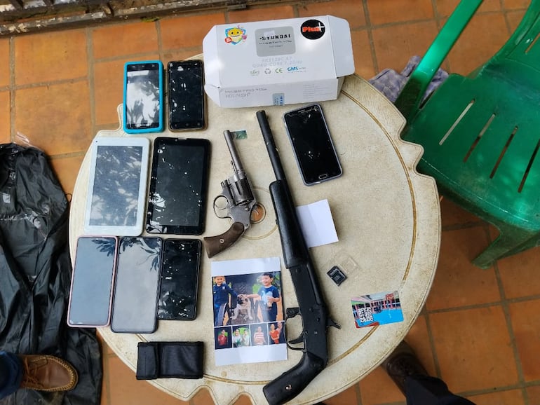 Elementos incautados durante el allanamiento.