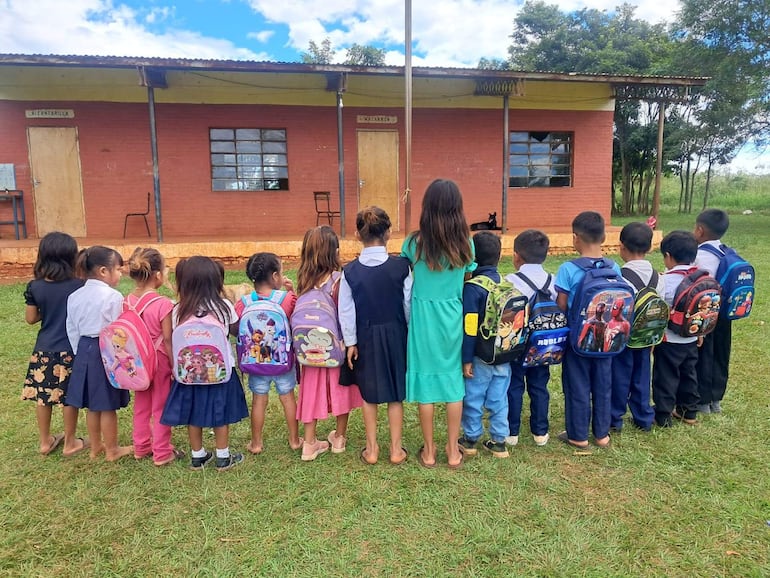 Infantes del primer, segundo y tercer grado esperando el horario de clases en la  escuela Básica N° 6223 Cacique Eusebio Benítez, ubicado en la comunidad indígena Ñu Hovy.