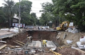 Vista de la zanja abierta en el cruce de Nuestra Señora del Carmen y Augusto Roa Bastos, zona de obras del desagüe pluvial de Santo Domingo, Asunción.