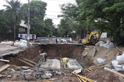Vista de la zanja abierta en el cruce de Nuestra Señora del Carmen y Augusto Roa Bastos, zona de obras del desagüe pluvial de Santo Domingo, Asunción.