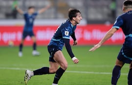 Matías Galarza, jugador de la selección de Paraguay, festeja un gol en el partido frente a Perú por la fecha 18 de las Eliminatorias Sudamericanas 2026 en el estadio Nacional, en Lima, Perú.