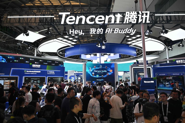 Personas visitan el estand de Tencent durante la Conferencia Mundial de Inteligencia Artificial (WAIC), en Shanghái, el 18 de julio de 2026.