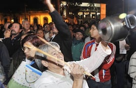 al-estilo-cacerolazo-esta-senora-se-manifesto-anoche-contra-los-diputados-que-aprobaron-el-aumento-al-tsje-se-repartieron-volantes-con-la-cara-de-234442000000-413291.jpg