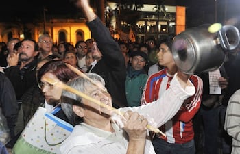 al-estilo-cacerolazo-esta-senora-se-manifesto-anoche-contra-los-diputados-que-aprobaron-el-aumento-al-tsje-se-repartieron-volantes-con-la-cara-de-234442000000-413291.jpg
