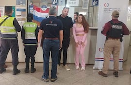 La expulsión de los brasileños Fabio Celso Oberoli (32) y Tatiana Silva Ricarte (29) del territorio paraguayo, se hizo efectiva en la sede de Migraciones de Pedro Juan Caballero.