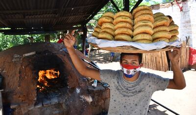 Rodrigo Velázquez, uno de los más de 1.000 chiperos de Caacupé, duramente golpeados por la suspensión de la mayor festividad mariana del país, alista su canasto para salir a vender por otras ciudades. La villa serrana está desierta y con su gente castigada y sin “aguinaldo” ni subsistencia para el resto del año.