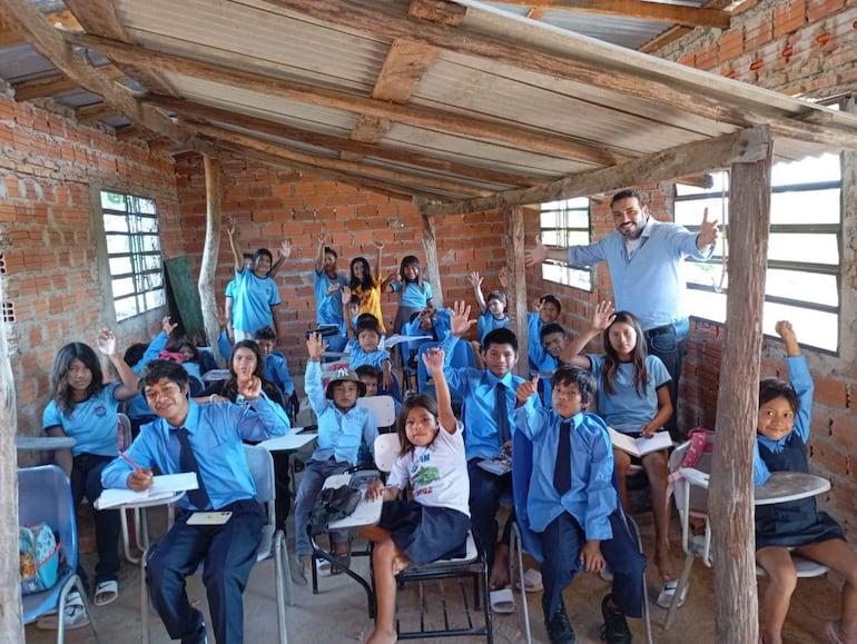 Profesor lleva esperanza y educación a  comunidades indígenas de Caaguazú