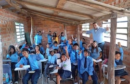 VDB El docente ad honorem con sus alumnos del primer al sexto grado en una comunidad indigena 21 de abril de Caaguazú
