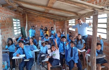 VDB El docente ad honorem con sus alumnos del primer al sexto grado en una comunidad indigena 21 de abril de Caaguazú