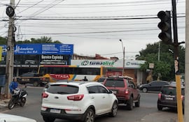 Automovilistas aprovechan el semáforo descompuesto para pasar sin tener en cuenta el orden.