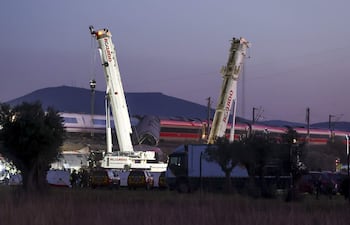 Servicios de emergencia trabajan en el lugar del accidente de dos trenes de alta velocidad, uno de Renfe y otro de Iryo, que han colisionado a primera hora de este miércoles a la altura de la estación de Urda (Toledo).