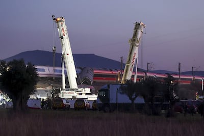 Servicios de emergencia trabajan en el lugar del accidente de dos trenes de alta velocidad, uno de Renfe y otro de Iryo, que han colisionado a primera hora de este miércoles a la altura de la estación de Urda (Toledo).
