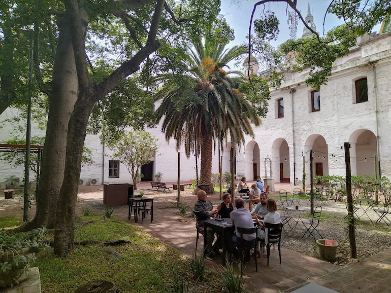 Buenos Aires, Argentina. Personas en café al aire libre ubicado en el patio del edificio del monasterio de Santa Catalina de Siena.