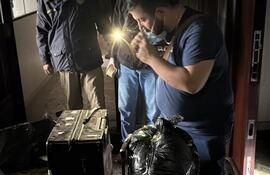 Agentes del Departamento de Criminalística inspeccionaron detalladamente la escena del crimen.