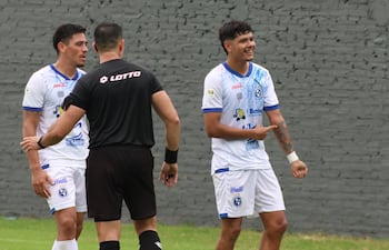 Ángel Aguayo festeja su gol, en la victoria de Sol de América contra Resistencia en la Chacarita, por 3-1.