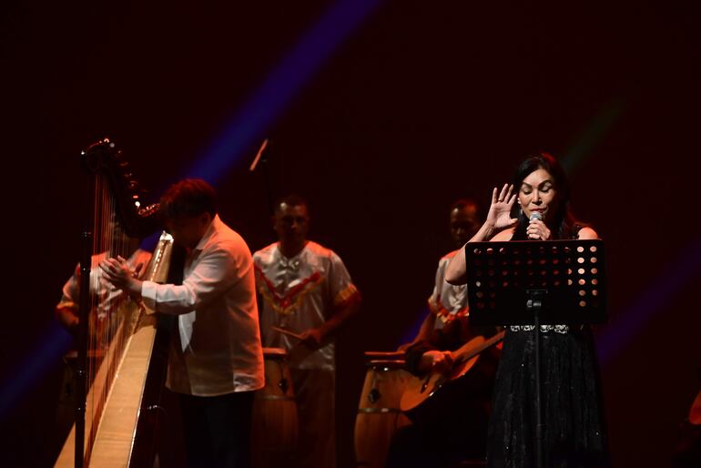 El arpista Francisco Giménez y la cantante Mirta Noemí Talavera en la jornada inaugural del Festival Mundial del Arpa.