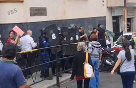 Esta tarde se registraron incidentes entre los manifestantes frente a la Caja de Jubilados Municipales y sus funcionarios.