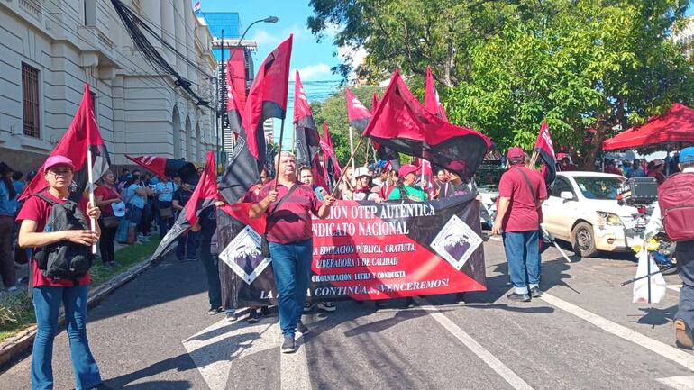 Docentes marchan en el microcentro de Asunción este 10 de marzo, en medio de las discusiones por la reforma de la caja fiscal.
