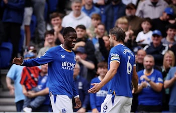 Thierno Barry celebra su anotación en compañía de James Tarkowski, quien asistió en el único tanto del Everton que valió el triunfo sobre Ipswich Town.