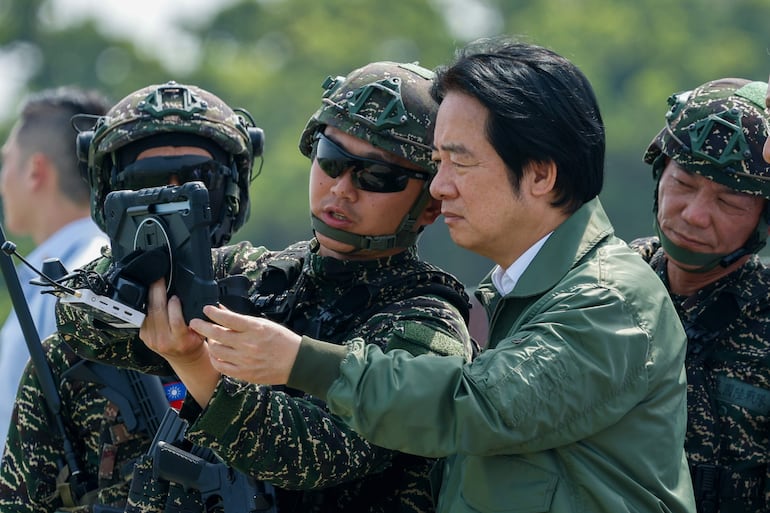El presidente taiwanés Lai Ching-te (C-R) observa un ejercicio naval como parte de los ejercicios militares anuales Han Kuang en Kaohsiung, Taiwán. Los ejercicios evalúan la preparación del ejército para posibles contingencias de seguridad relacionadas con China.