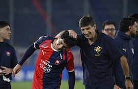 El entrenador de Cerro Porteño, Gustavo Costas saluda al delantero Derlis Rodríguez tras el triunfo ante Nacional, en el cierre de la novena fecha del torneo Clausura 2026.