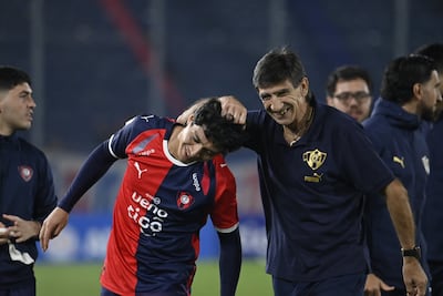 El entrenador de Cerro Porteño, Gustavo Costas saluda al delantero Derlis Rodríguez tras el triunfo ante Nacional, en el cierre de la novena fecha del torneo Clausura 2026.