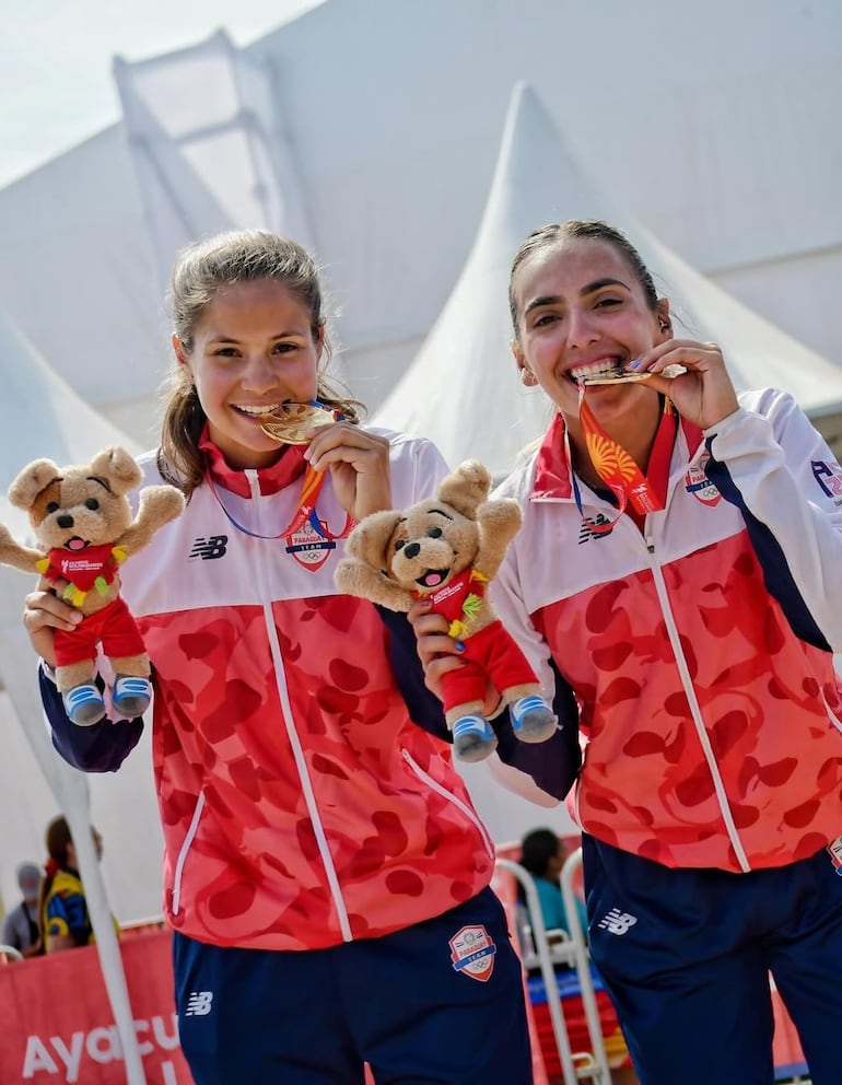 Denisse y Fiorella, con la medalla de oro de los Juegos Bolivarianos Ayacucho Lima 2025.