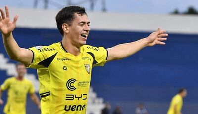 Festejo de Junior Noguera tras anotar el primer gol de Recoleta FC, en la goleada de anoche sobre el 2 de Mayo en Pedro Juan Caballero.